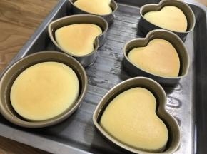 时间到了以后，调整上火为175度，下火关闭。继续烘烤5分钟。到表面出现烧色即可关火。也可以将烤盘放在烤箱中上层进行烧色，150度5-10分钟。根据各人喜欢的烧色程度自行取决烘烤时间。没有爱心模具，拿汉堡模具也可以