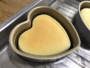 完成以后不要立即取出蛋糕，继续焖1小时左右。待蛋糕冷却，自离模。