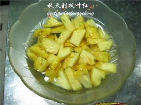 将菠萝切大粒放入容器中，加入适量水和盐泡二十分钟。