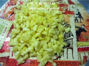 捞出后再将菠萝切成个人喜欢的粒状；