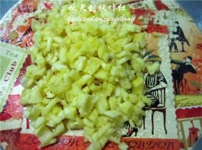 捞出后再将菠萝切成个人喜欢的粒状；
