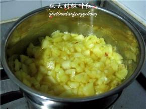 将菠萝粒放入锅中，点火，小火慢慢的熬煮。