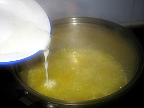 将水淀粉倒入菠萝中，一边加入水淀粉，一边搅拌。