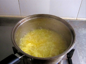 期间可见果汁浸出，继续煮至菠萝变软，汤汁比较浓稠。