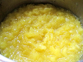 混合均匀后即可关火，然后将柠檬汁挤入菠萝中，搅拌均匀即可，稍凉后即可装瓶，冷藏，保存。