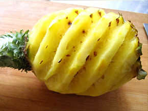 菠萝用清水冲洗一下表面的杂质；