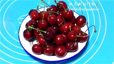 将购买的新鲜樱桃用淡盐水浸泡15分钟后再清洗干净。