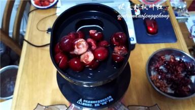 将樱桃放入原汁机中，启动榨汁。