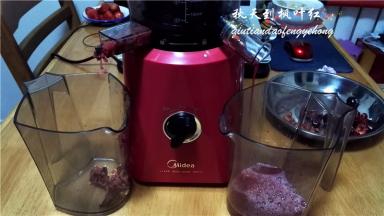 一边流出果汁，一边排出果渣。