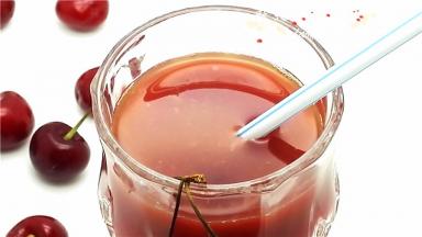 快快来品尝这新鲜美味、酸甜可口的鲜榨汁吧。