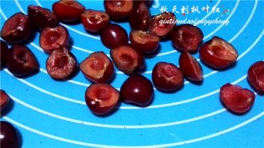 剔除里面的樱桃核。