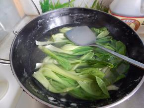 锅里加入水加入青菜煮