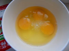 鸡蛋三个加入盐打散