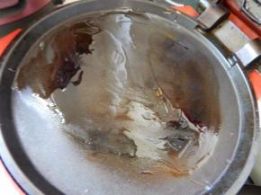 锅里刷上一层油