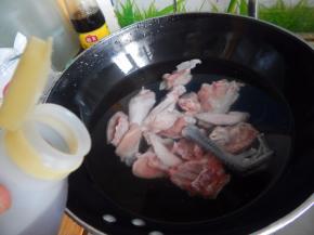 鸡块倒入料酒水里