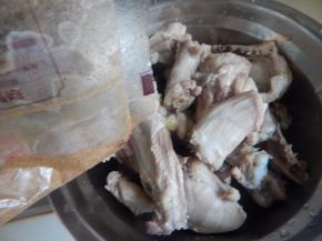 然后加入五香粉