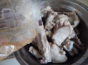 然后加入五香粉