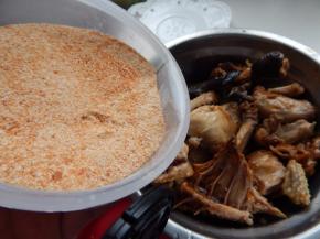 腌好加入蒸肉粉