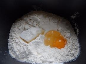 面粉加入鸡蛋加入白糖