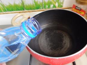 锅里加入500克的水