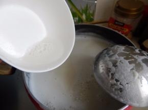 在加入奶粉水里