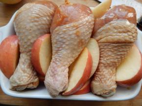 在把空的地方摆上苹果