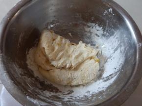 蒸好的南瓜加入面粉酵母水柔成团