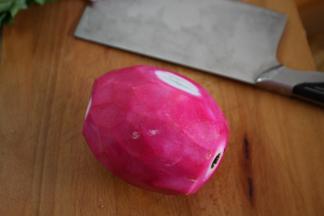 先将火龙果去掉最外层的表皮