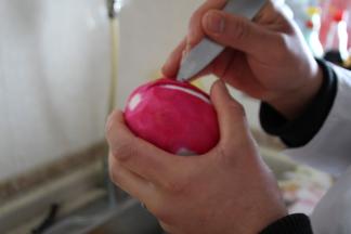 接着改花刀，将红色的皮切细条