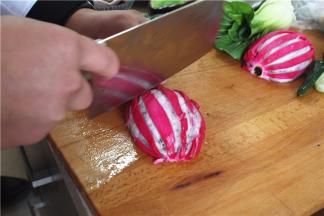 再将火龙果切成片