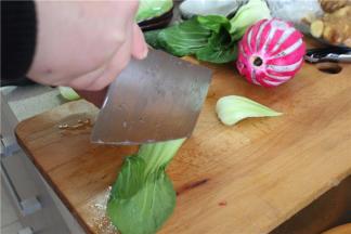 切上海青，去掉叶子，成三角状