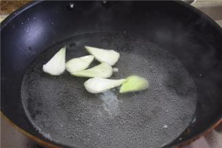 锅里加水，待水煮开后，丢入上海青，氽水捞起