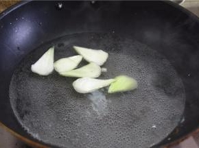 锅里加水，待水煮开后，丢入上海青，氽水捞起