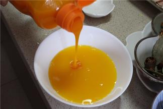 浓缩橙汁倒入碗里加白糖稀释，搅拌至白糖融化，如果是普通的橙汁需要在锅里加白糖融化勾薄芡收浓后使用