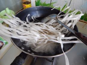 土豆粉加入锅里煮