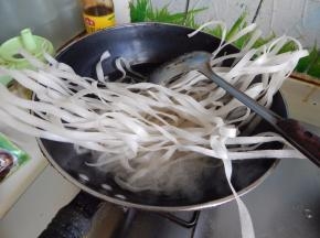 土豆粉加入锅里煮