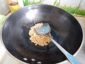 锅里加入油加入黄豆炒