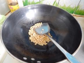 锅里加入油加入黄豆炒