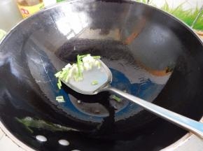 炒好装盘加入小葱炒