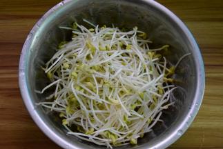 豆芽摘去根部洗净