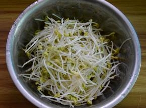 豆芽摘去根部洗净