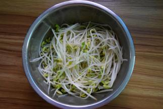 豆芽焯熟，捞出沥干
