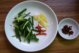 葱切段； 辣椒切丝； 姜切丝