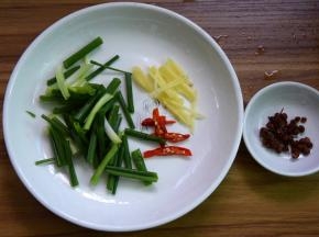 葱切段； 辣椒切丝； 姜切丝