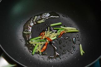 锅中热油，放入花椒成金黄色后捞出不要，放入辣椒丝、姜丝、葱段煸炒