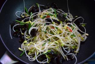 把豆芽加入锅中炒匀，加盐调味，再淋点油就好了