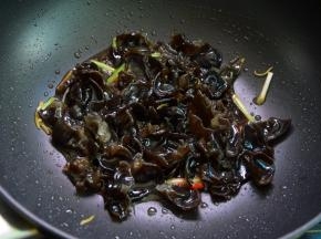 放入木耳煸炒，调入酱油、料酒、醋炒匀