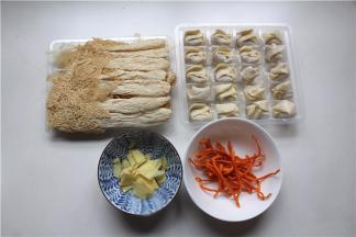 将竹荪、馄饨、虫草花备好