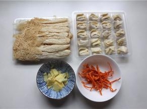 将竹荪、馄饨、虫草花备好