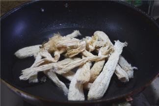 锅里加水，煮开后放入竹荪